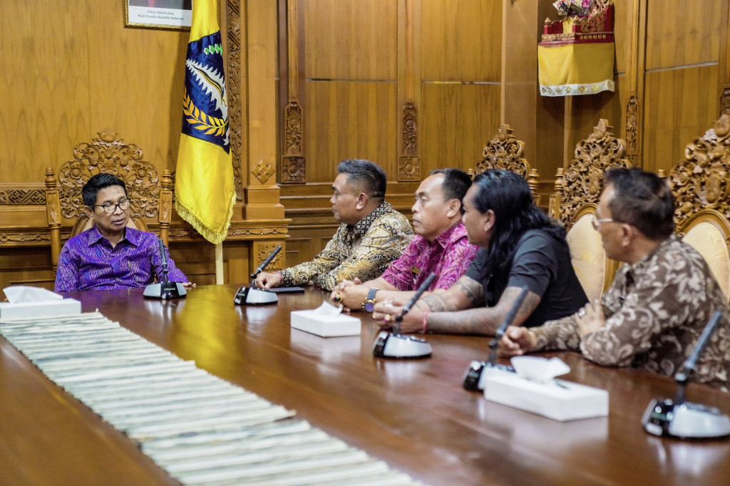 Bahas Strategi Pembangunan Desa dan Pengelolaan Sampah, Bupati Adi Arnawa Terima Audiensi Perbekel se-Kecamatan Petang